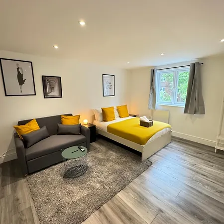 En-Suite Bedroom For Up To 4! Sofa Bed - Near Stratford